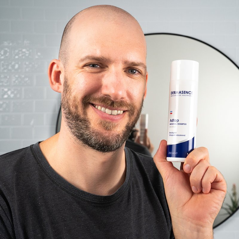Foto eines Mannes, der das Produkt anwendet.