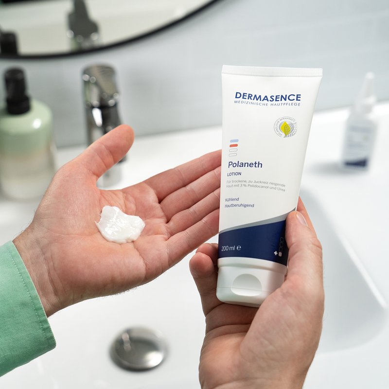 Foto von Händen, die die Textur des Produktes zeigen.