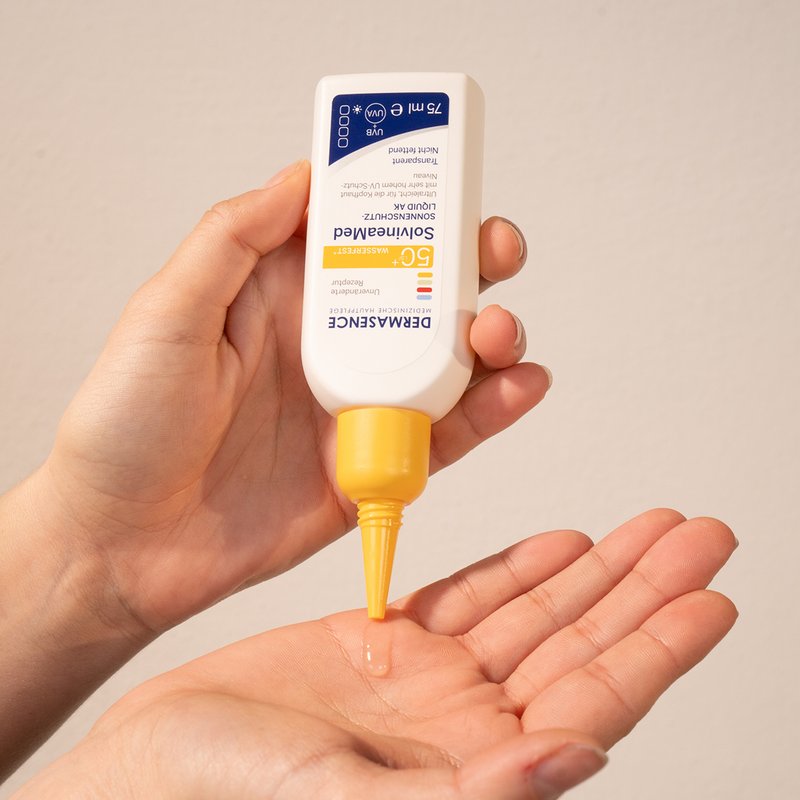 Foto von Händen, die die Textur des Produktes zeigen.