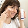 Foto einer Frau, die das Produkt anwendet.