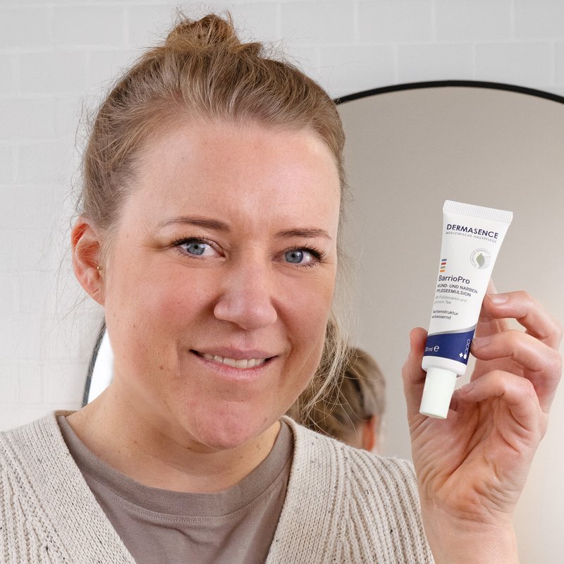Foto einer Frau, die das Produkt anwendet.