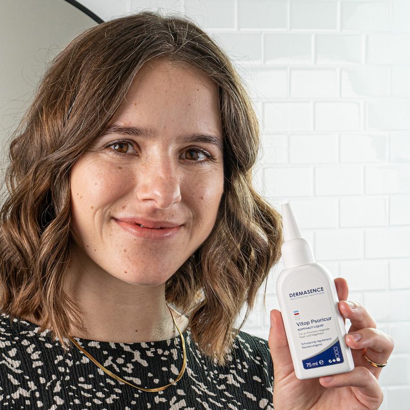 Foto einer Frau, die das Produkt in der Hand hält.