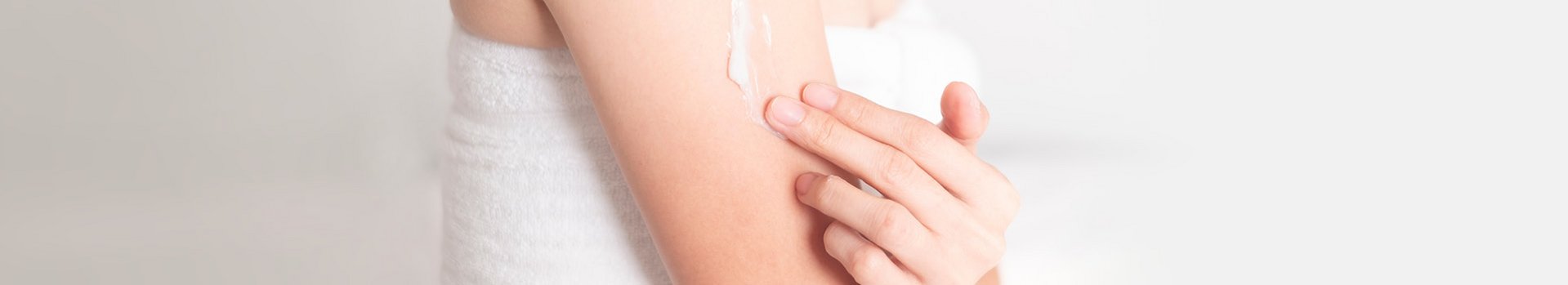 Mann und Frau umgeben von Wassertropfen