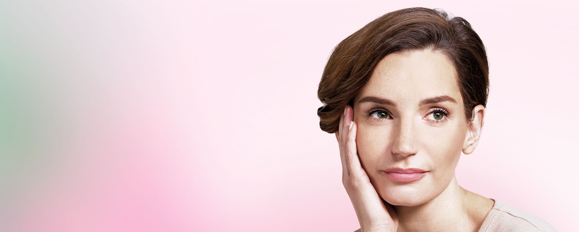 Frau mit brünetten, kurzen Haaren vor grün-rosa Hintergrund