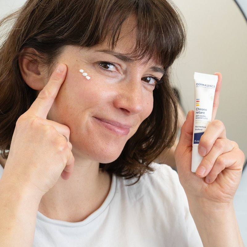 Foto einer Frau, die das Produkt anwendet. 