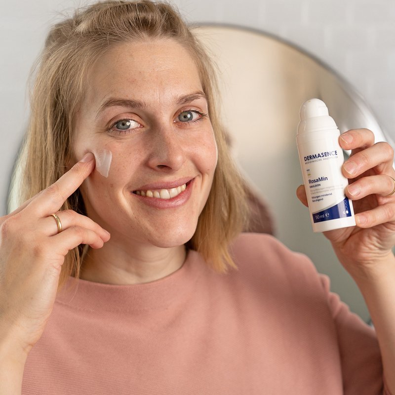 Foto einer Frau, die das Produkt anwendet.