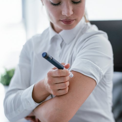 Frau spritzt sich Insulin