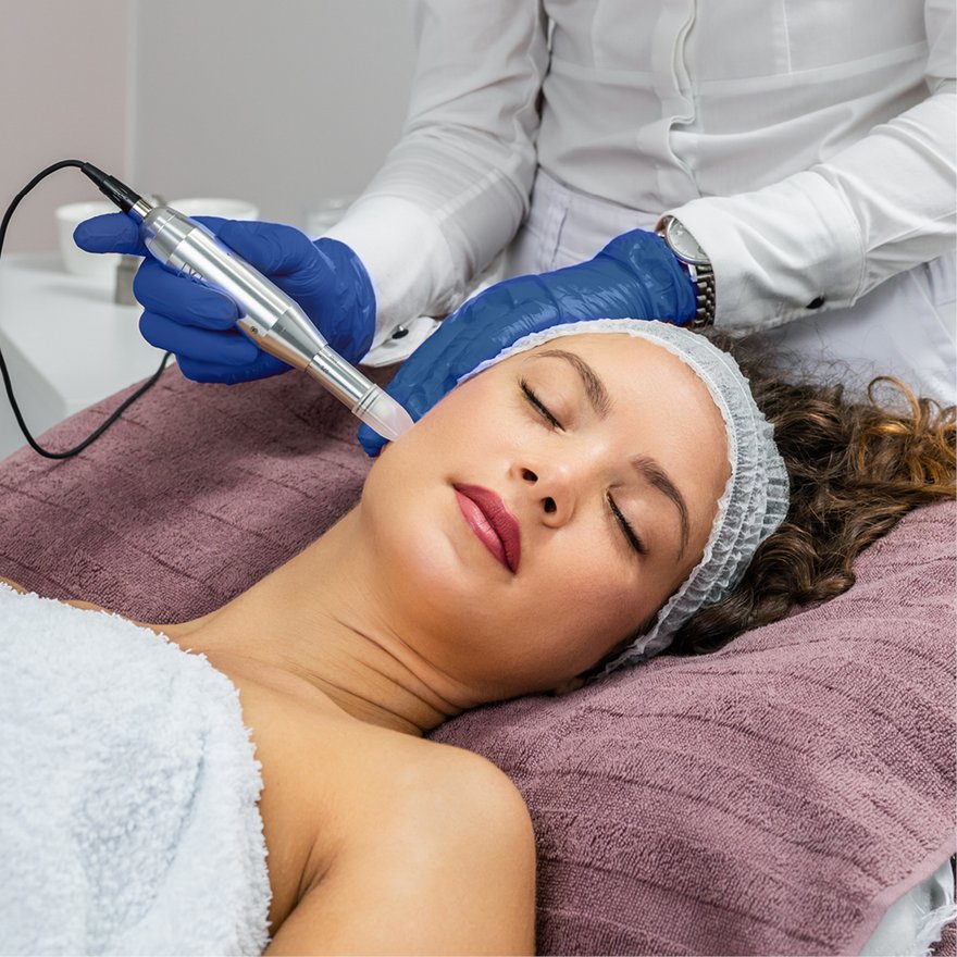 Frau erhält eine Mikrodermabrasion in einem Kosmetikinstitut