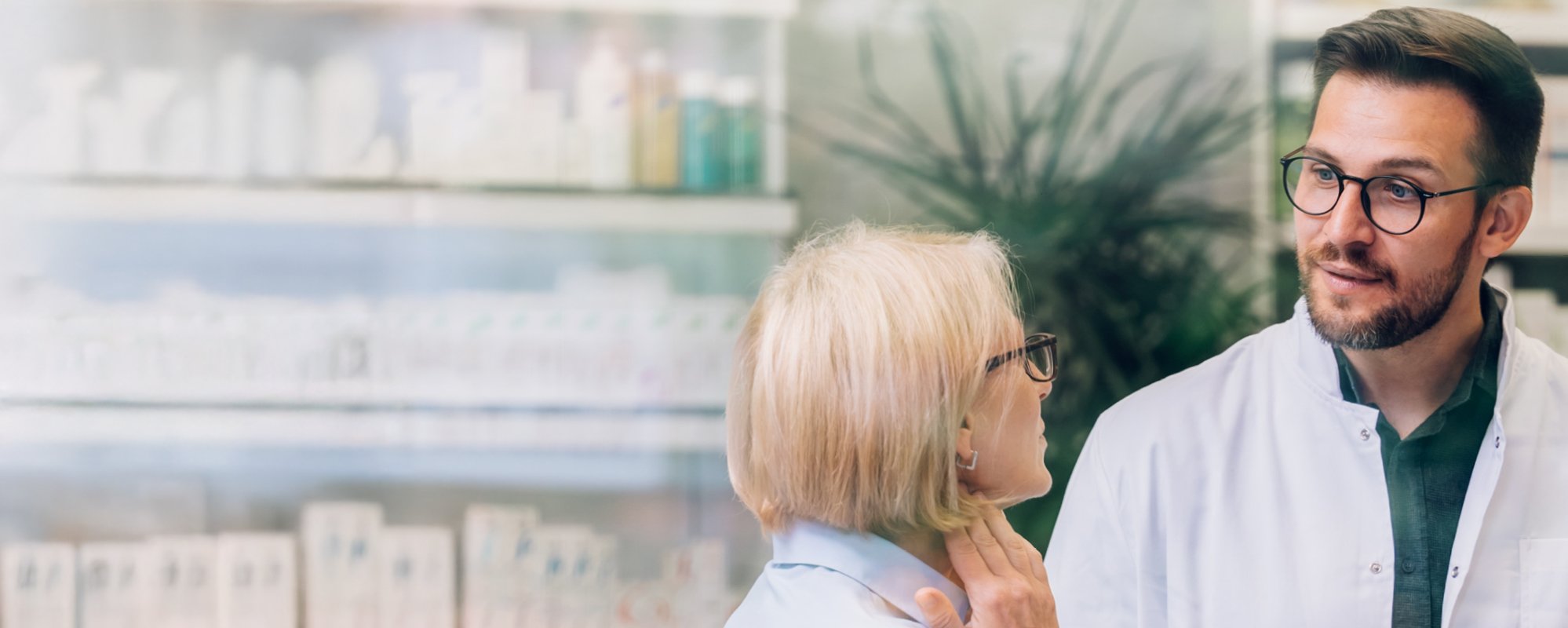 Apotheker berät eine Kundin in der Apotheke