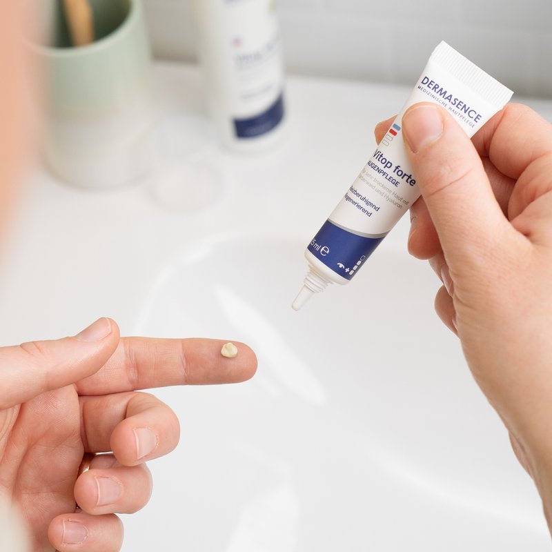 Foto von Händen, die die Textur des Produktes zeigen.