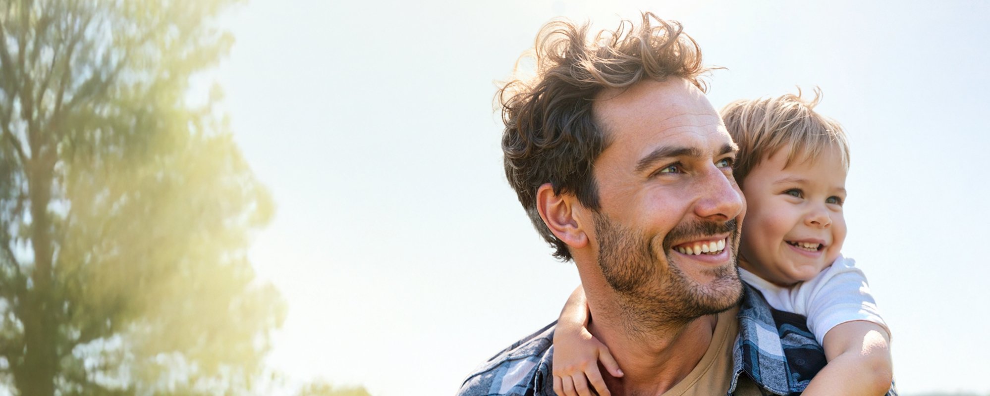 Sonnige Szene, Vater trägt seinen Sohn auf den Schultern
