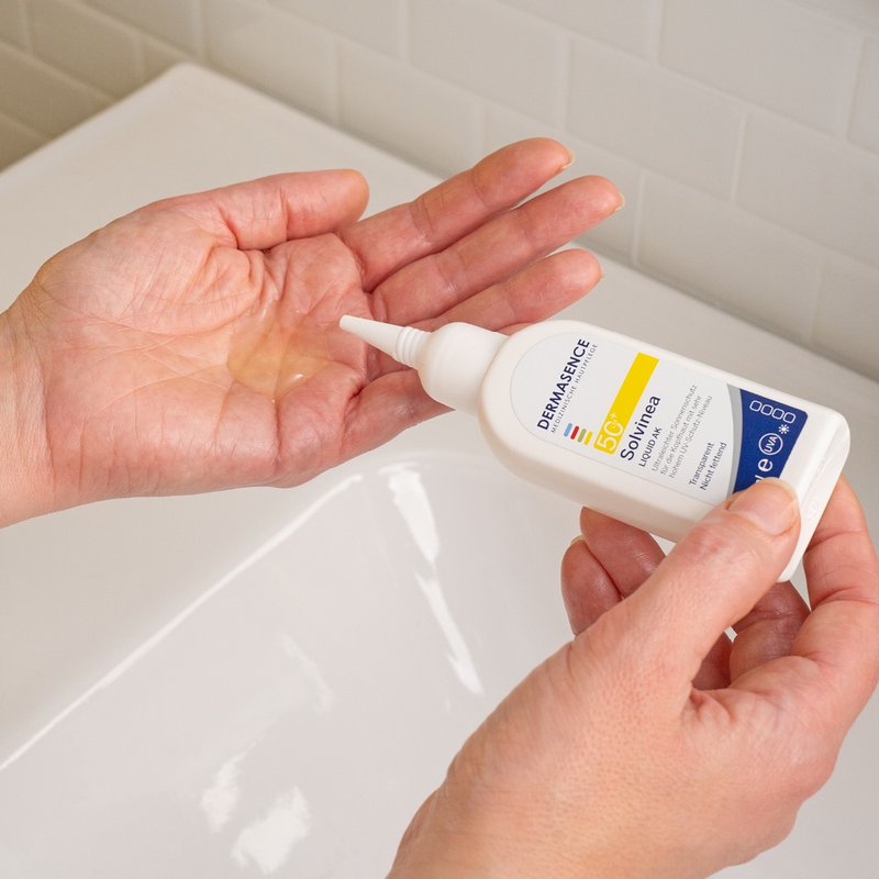 Foto von Händen, die die Textur des Produktes zeigen.