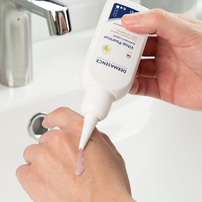 Foto von Händen, die die Textur des Produkts zeigen.