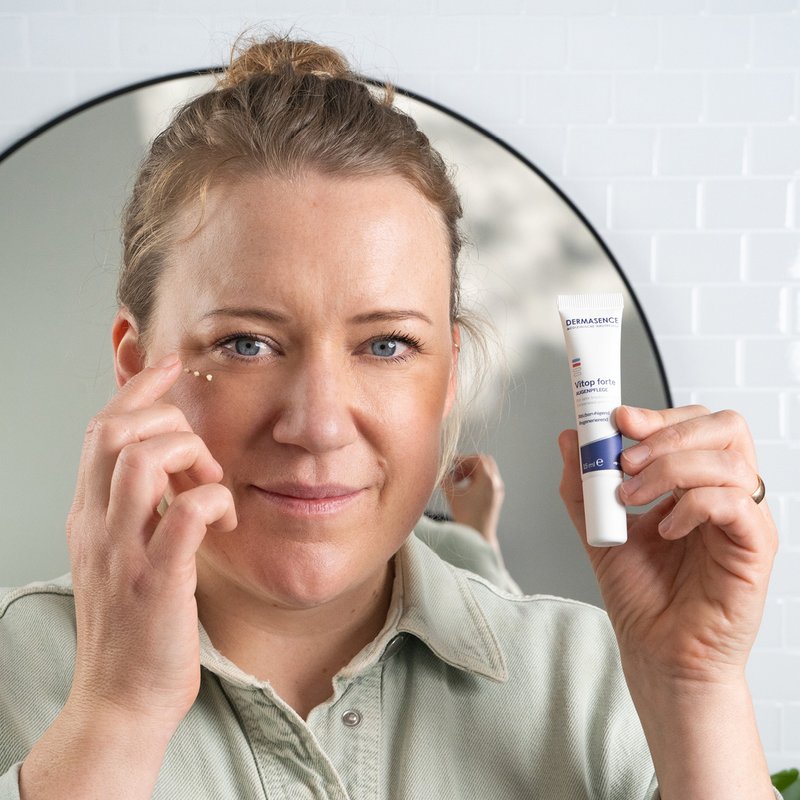 Foto einer Frau, die das Produkt anwendet.