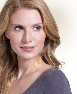 Blonde Frau mit trockener Haut