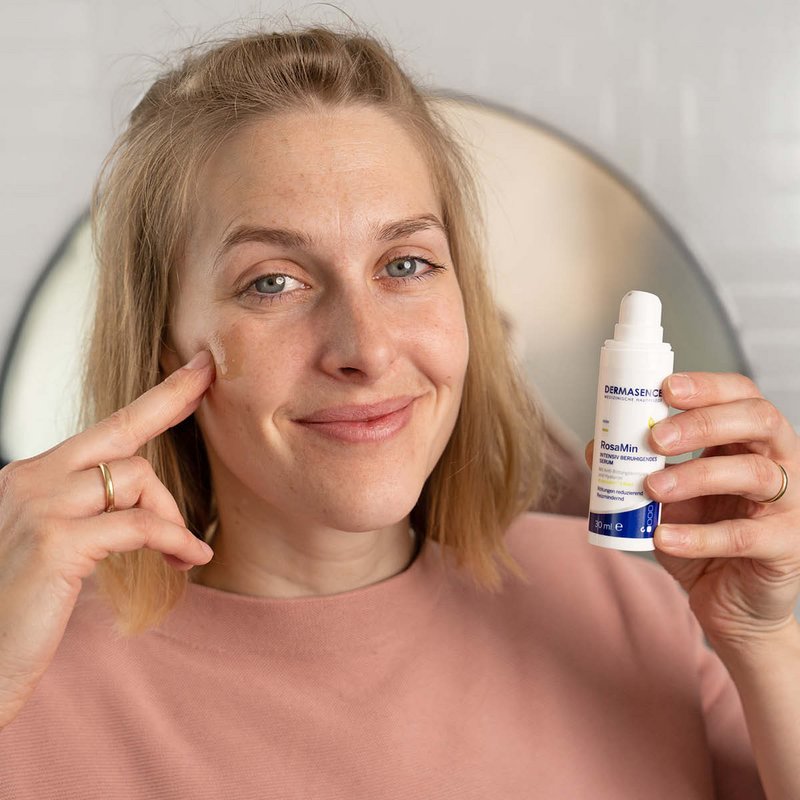 Foto einer Frau, die das Produkt anwendet.