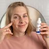 Foto einer Frau, die das Produkt anwendet.