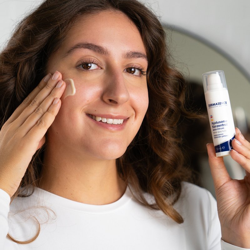 Foto einer Frau, die das Produkt anwendet.
