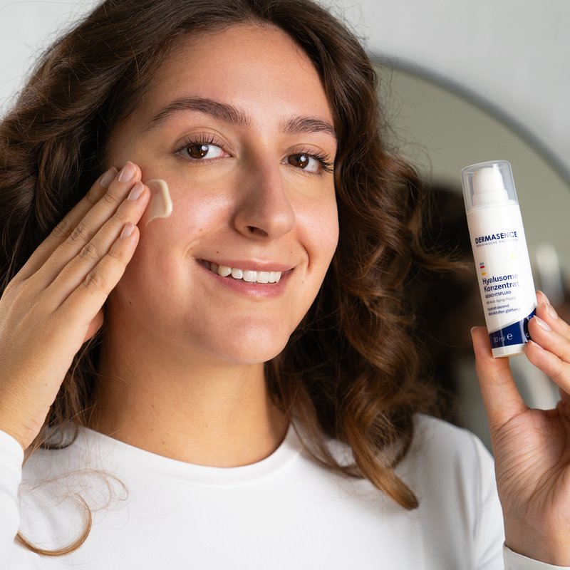 Foto einer Frau, die das Produkt anwendet.