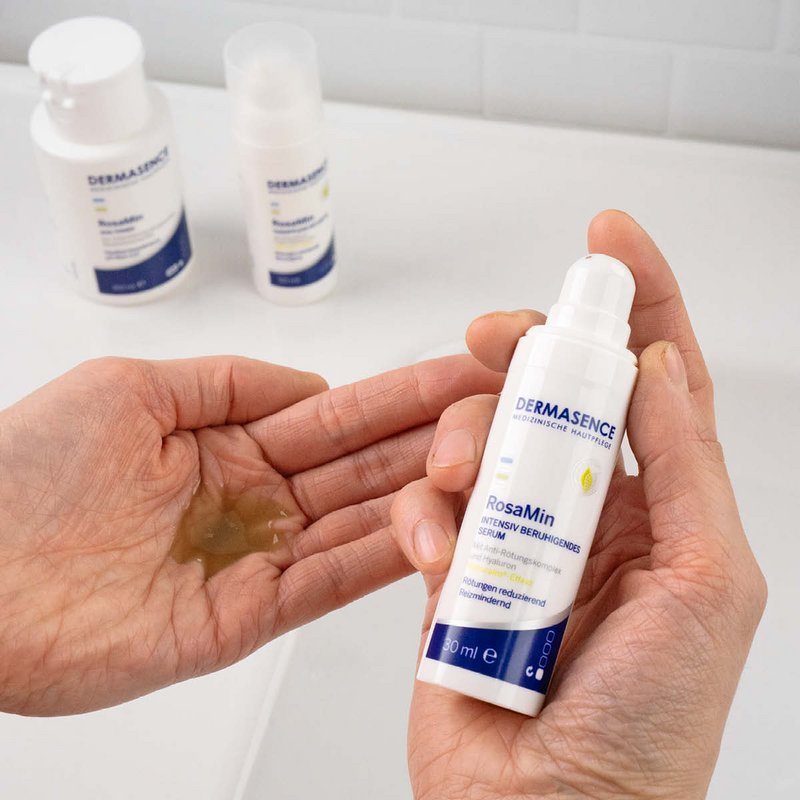 Foto von Händen, die die Textur des Produkts zeigen.