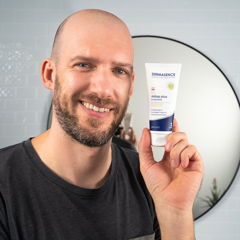 Foto eines Mannes, der das Produkt anwendet.