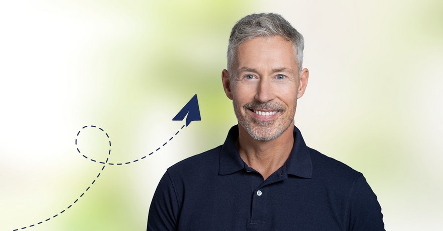 Lächelnder, mittelalter Mann und Papierflieger-Icon