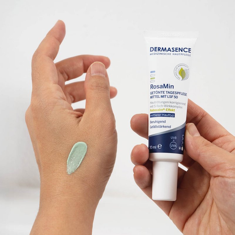 Foto von Händen, die die Textur des Produktes zeigen.