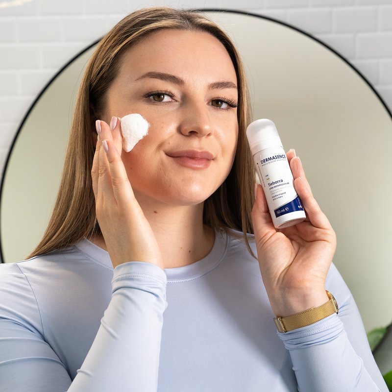 Foto von einer Frau, die das Produkt anwendet.