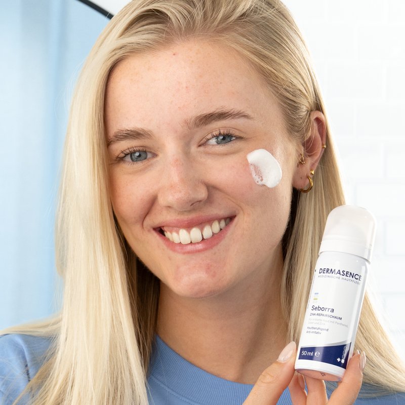 Foto von einer Frau, die das Produkt anwendet.