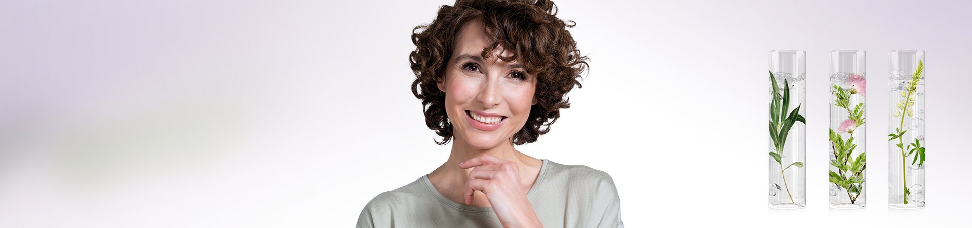 Brünette Frau mittleren Alters und Wirkstoffe im Reagenzglas