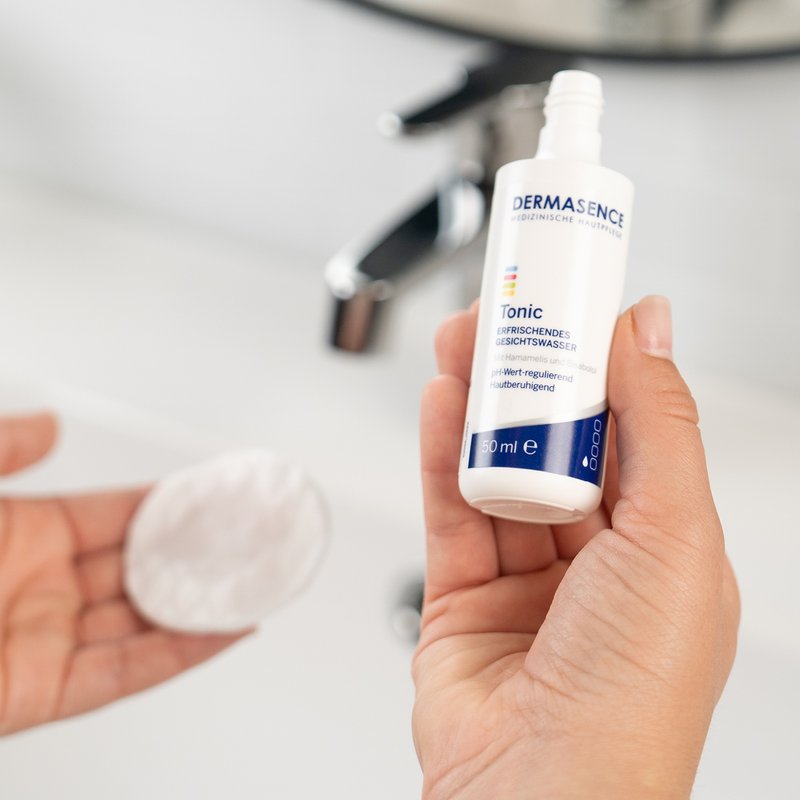 Foto von Händen, die die Textur des Produktes zeigen.