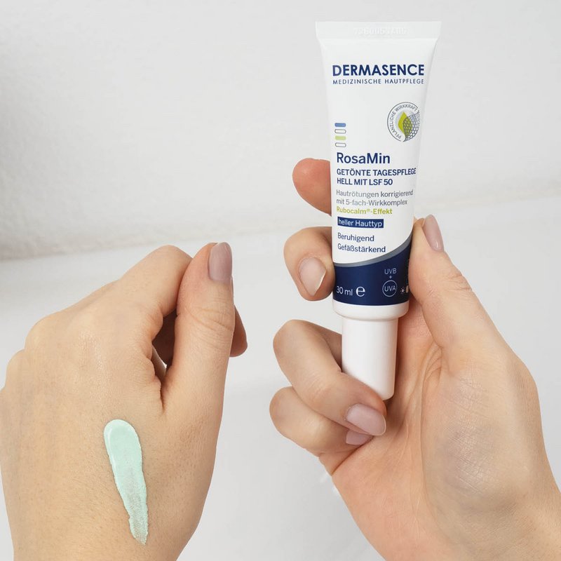 Foto von Händen, die die Textur des Produktes zeigen.