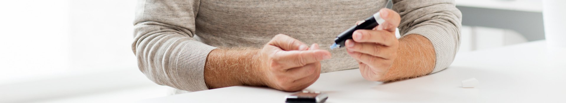 Ein Mann misst seinen Blutzuckerspiegel