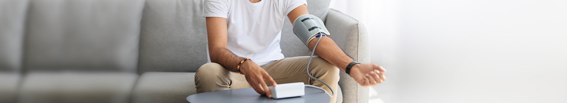 Bluthochdruck als Grund für Hautveränderungen Mann misst seinen Bluthochdruck