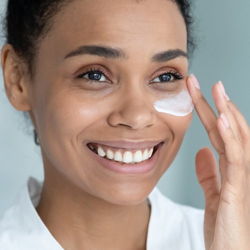 Frau trägt Anti-Aging-Creme auf