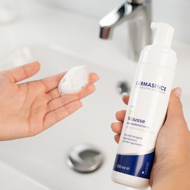 Foto von Händen, die die Textur des Produktes zeigen.