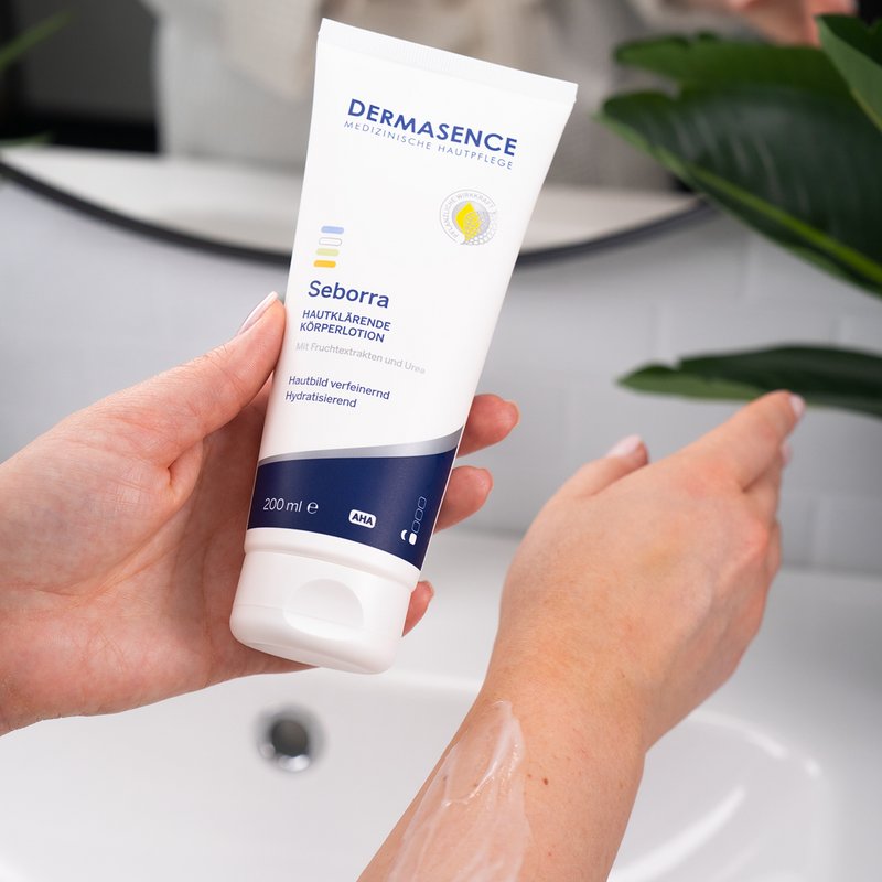 Foto von Händen, die die Textur des Produktes zeigen.