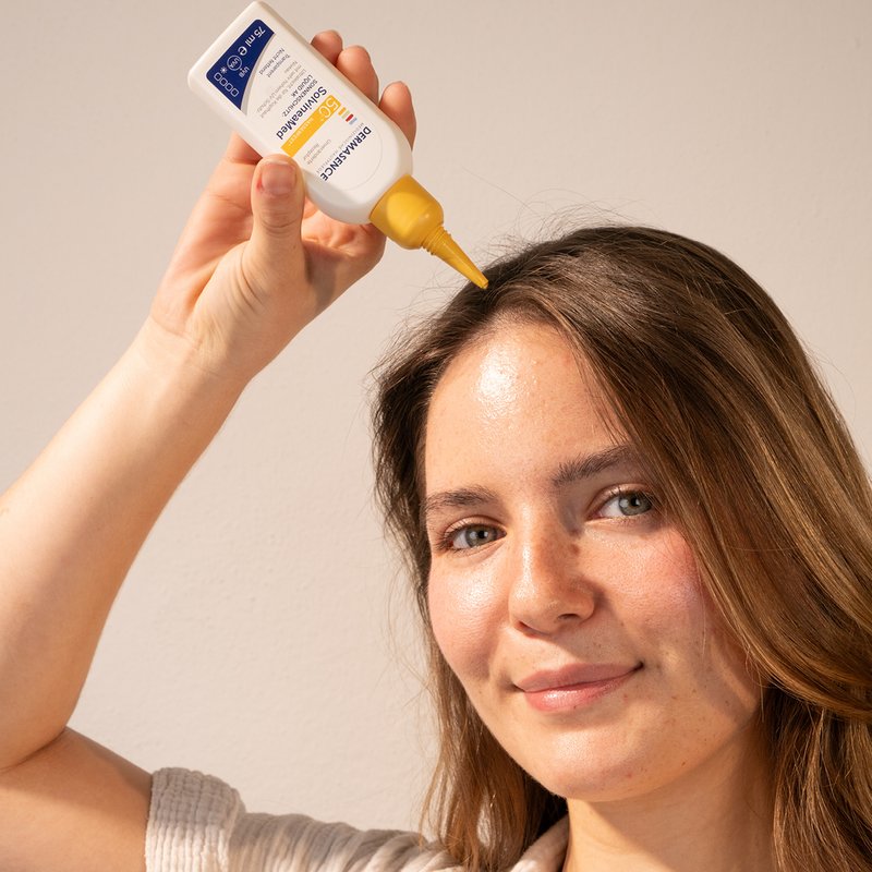 Foto einer Frau, die das Produkt anwendet.