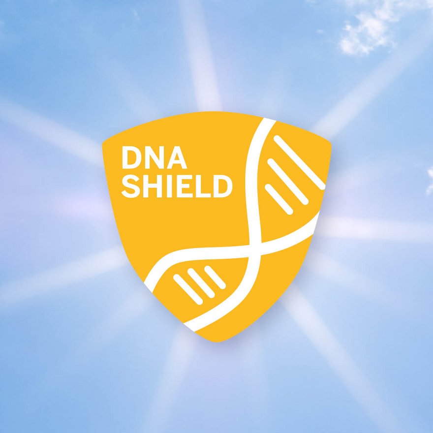 Gelbes Schild mit Aufschrift "DNA-Shield" mit stilisiertem DNA-Strang vor blauem Himmel