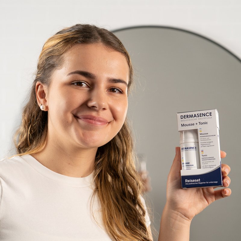 Foto einer Frau, die das Produkt anwendet.