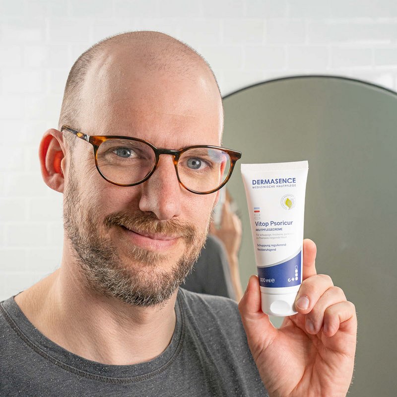 Foto eines Mannes, der das Produkt anwendet.