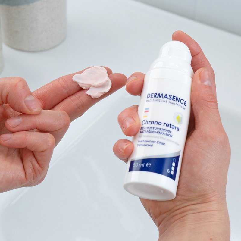 Foto von Händen, die die Textur des Produktes zeigen.