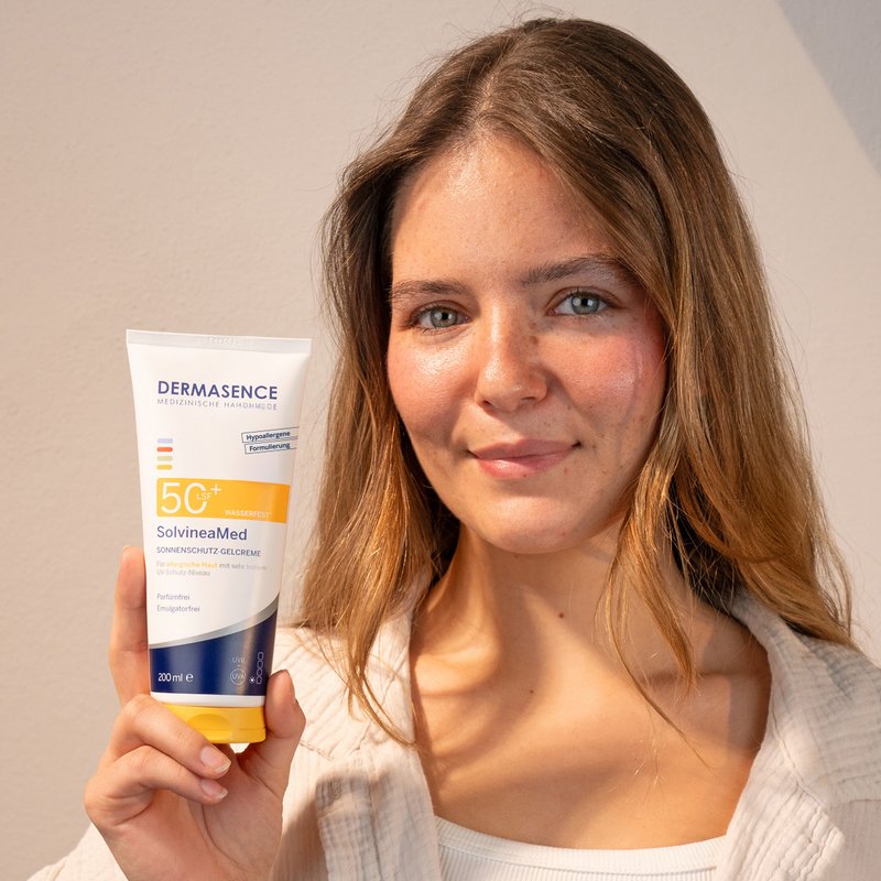 Foto einer Frau, die das Produkt anwendet.