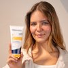 Foto einer Frau, die das Produkt anwendet.