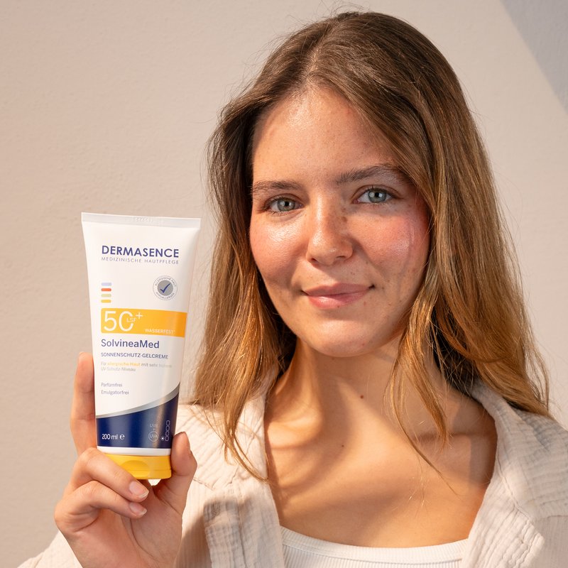 Foto einer Frau, die das Produkt anwendet.