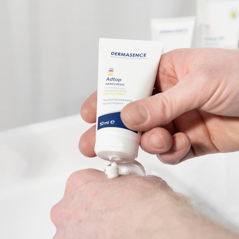 Foto von Händen, die die Textur des Produktes zeigen.