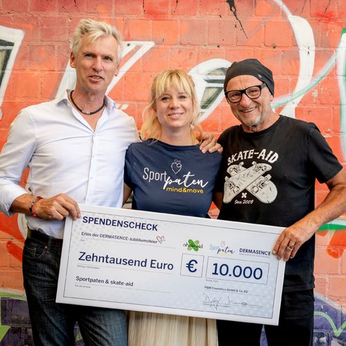 Detlef Isermann, geschäftsführender Gesellschafter DERMASENCE bei der Übergabe des Spendenchecks