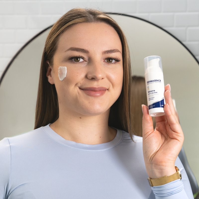 Foto einer Frau, die das Produkt anwendet.