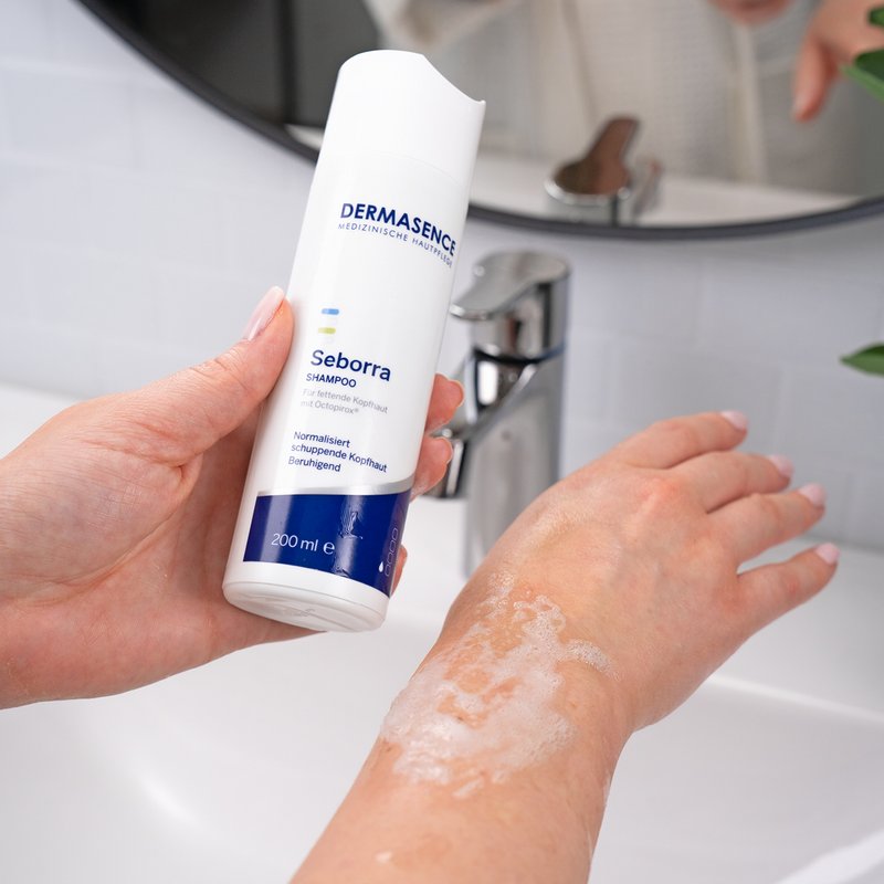 Foto von Händen, die die Textur des Produktes zeigen.