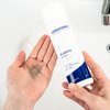 Foto von Händen, die die Textur des Produktes zeigen.